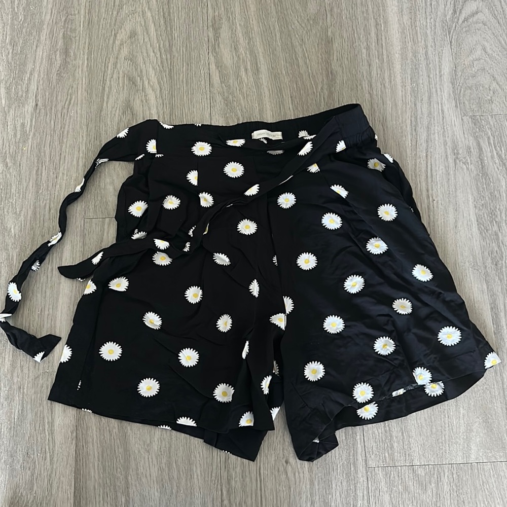 URBAN OUTFITTER SHORTS - S